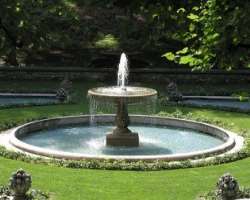 The garden has several watercourses and fountains where you can feel a cool breeze. It provides a relaxing feel as the city receives hot summers betwe